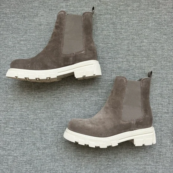 La Canadienne Ashley Boots in Stone Oiled Suede - Picture 2 of 9